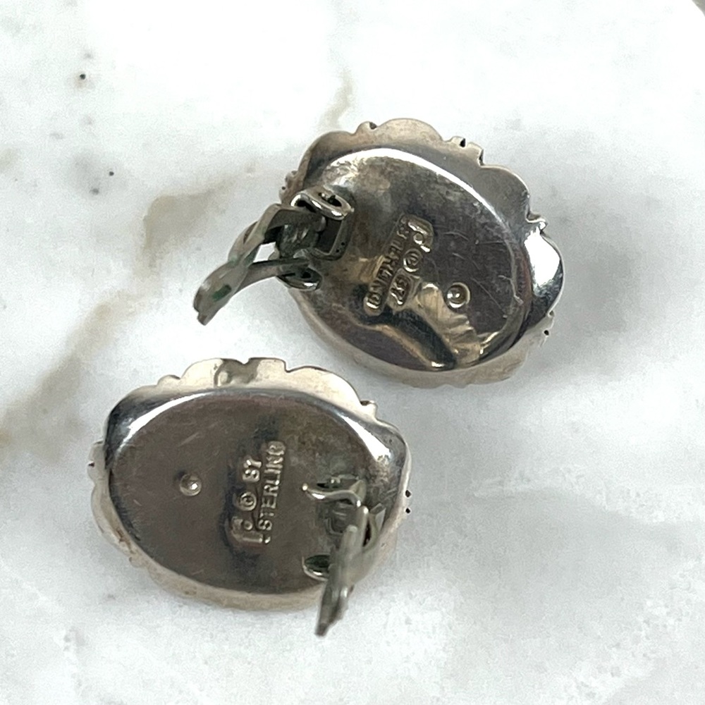 Amethyst and sterling silver oval button earrings - Picture 5 of 7
